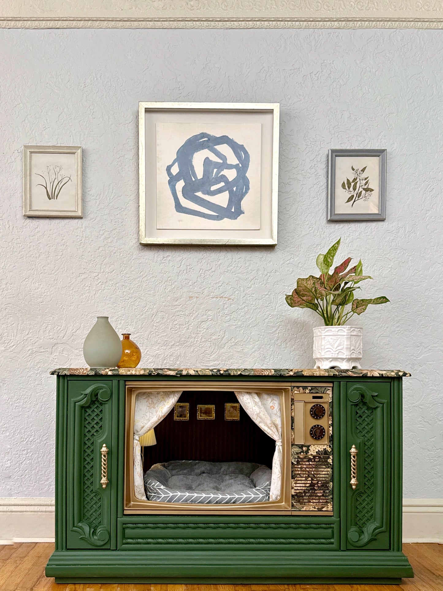 Sold - cat and small dog bed from 1971 Quasar TV