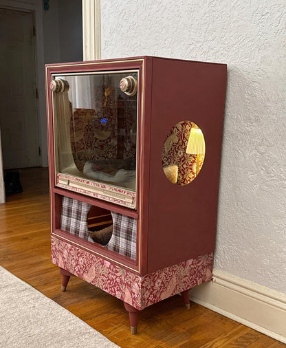 Double cat bed upcycled from 1957 Zenith TV