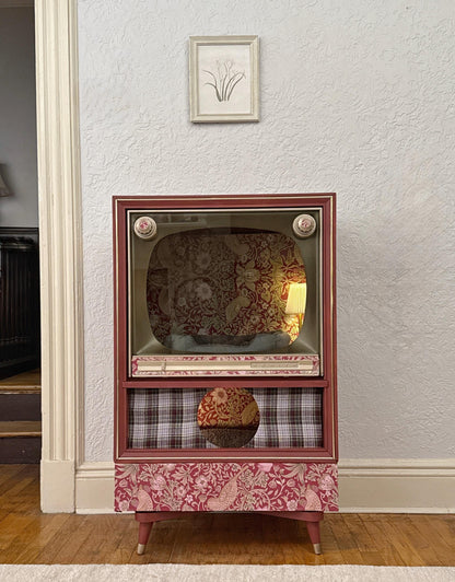 Double cat bed upcycled from 1957 Zenith TV